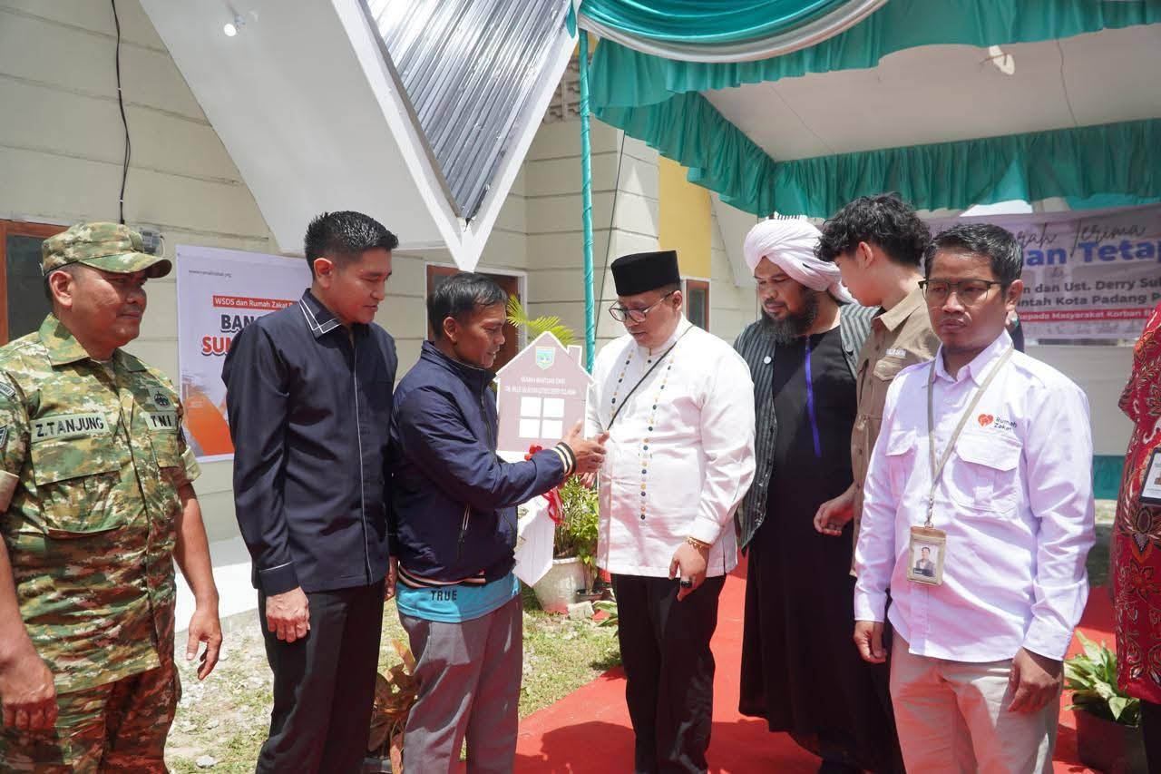 Wako Hendri serahkan bantuan huntap dari Wili Salim kepada korban banjir bandang.